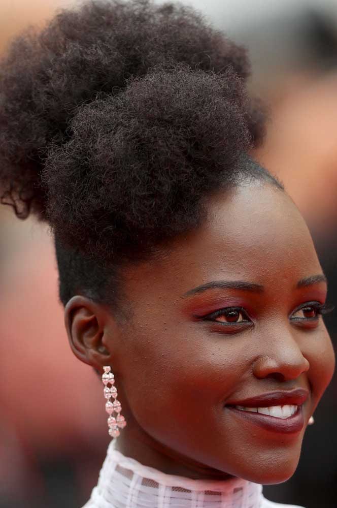 Uma versão diferente do popular afro puff faz esse penteado que brinca com altura e volume, uma ideia incrível e fácil de fazer como penteado para casamento.