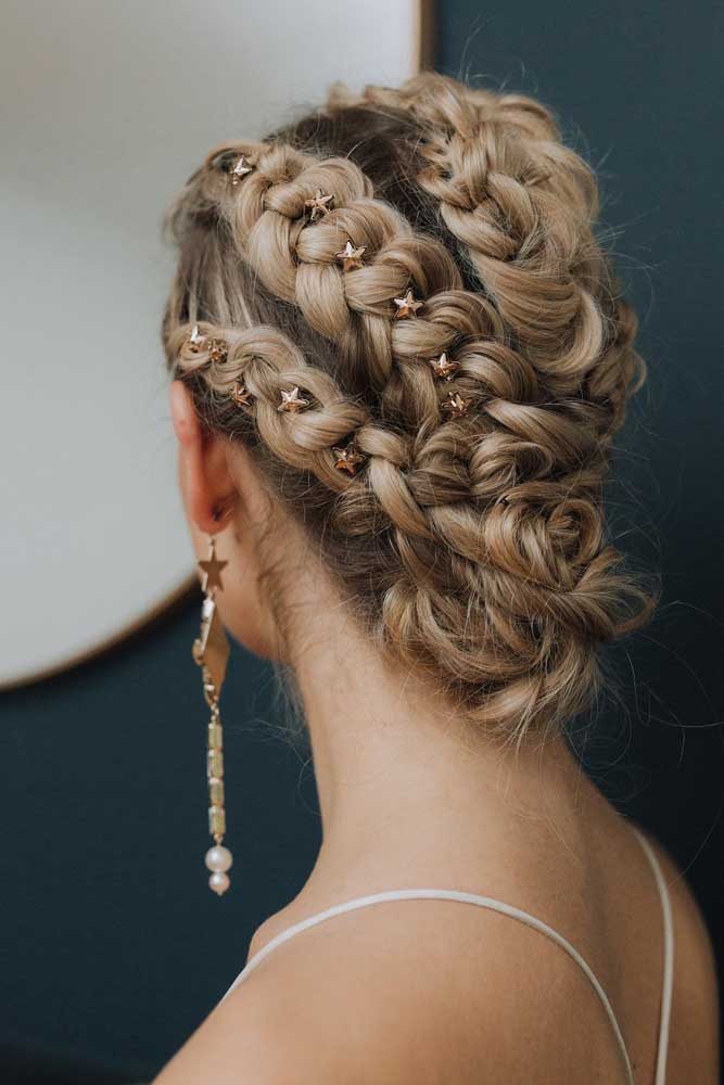 As tranças também fazem toda a diferença na textura e no visual desse penteado para casamento para cabelo curto ou médio. 