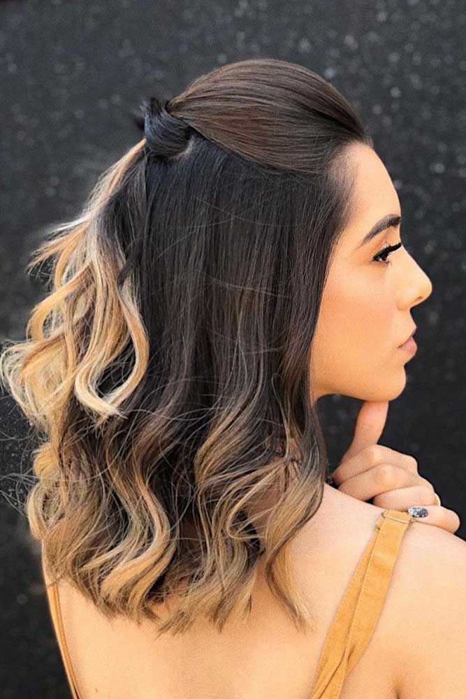 As mechas da frente formam um topete e são presas na parte de trás, enquanto o restante do cabelo cai solto pelos ombros: um penteado para casamento de dia. 