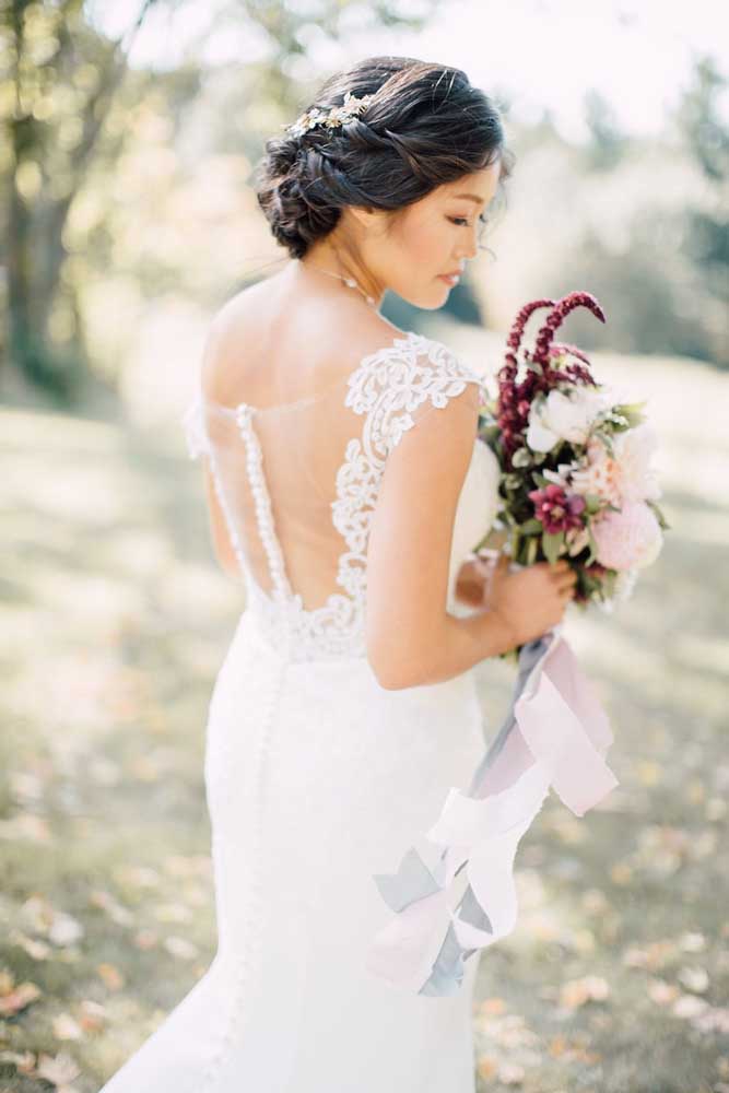 Presente neste outro penteado para casamento, a trança embutida na lateral da cabeça termina num coque com pouco volume.