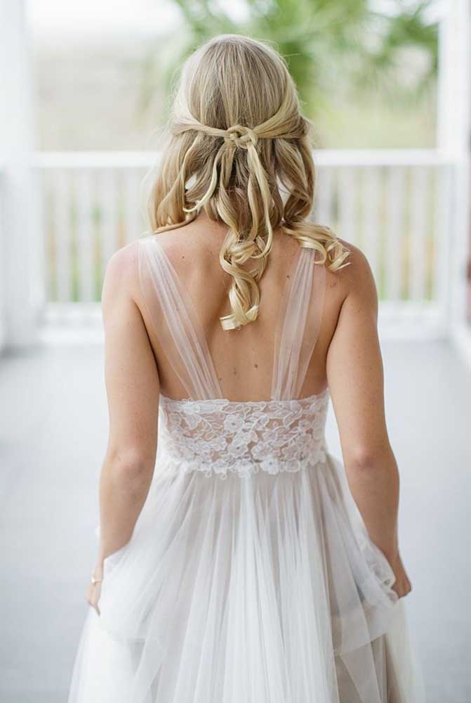 Os elos da união entre as duas mechas da frente na parte de trás do cabelo são ponto de destaque deste penteado para casamento.