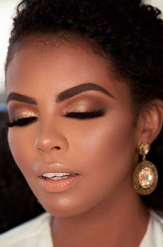 Mas numa pele com subtom quente é o dourado e outros tons quentes que se destacam, como nessa maquiagem para pele morena perfeita para integrar o seu look formal de trabalho.