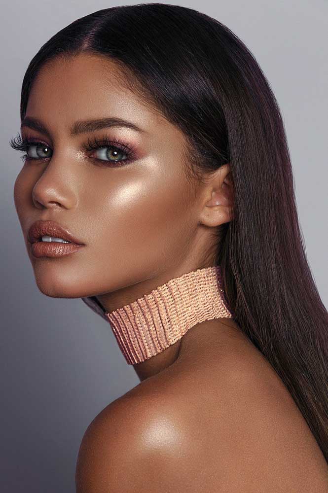 Mais um visual simples e cheio de elegância, dessa vez com um sombra, batom e blush combinando com tons de cobre. 