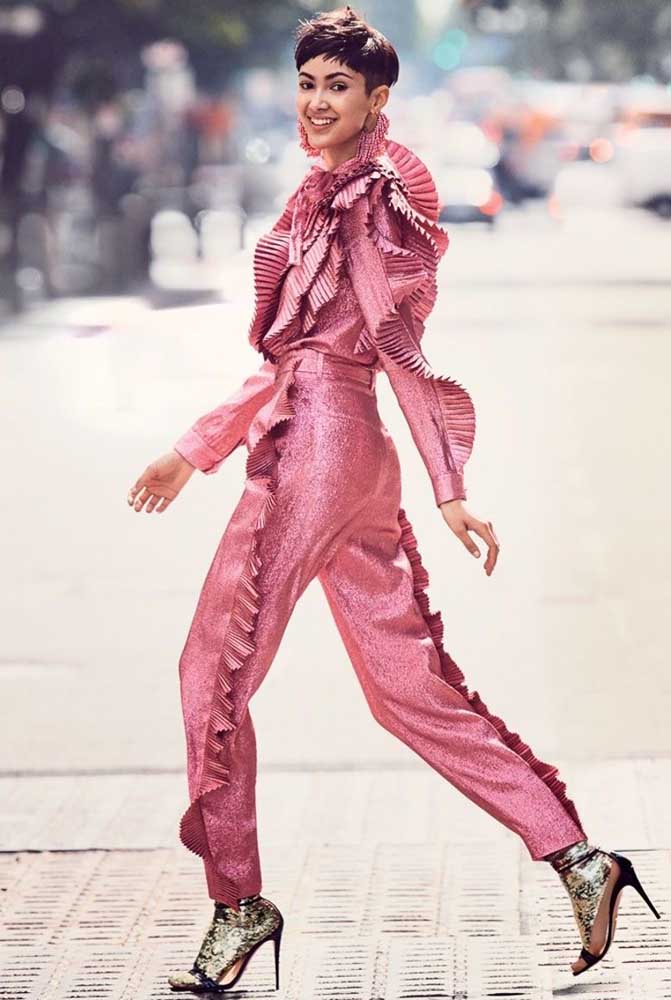 Este macacão de manga longa rosa com glitter e todo adornado com babados é o visual certo para uma fashionista que ama o estilo desta década.