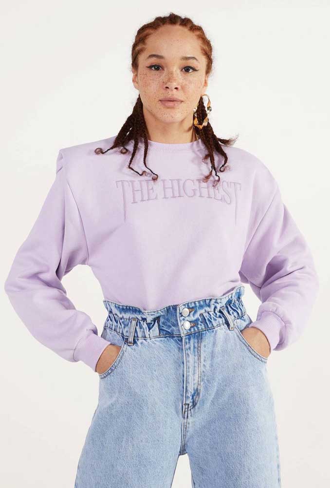 Extremamente popular entre as mulheres durante a década de 1980, a mom jeans voltou com tudo. E, num look com blusão de moletom, garante estilo e muito, muito conforto.