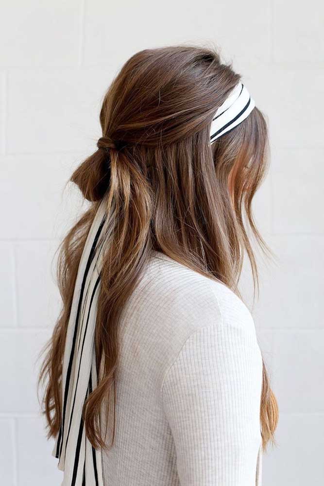 O lenço é um item super versátil e estiloso para amarrar o cabelo ou usar como faixa e trazer uma nostalgia para o seu visual.
