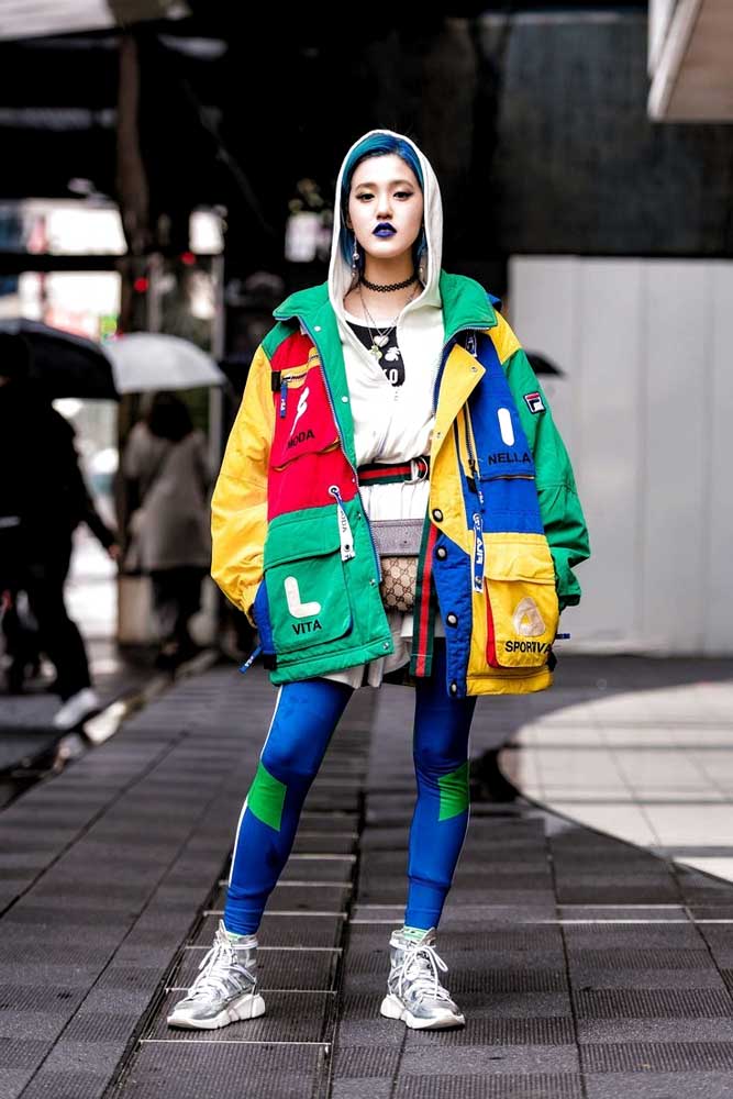 Super colorido, cheio de sobreposições e contrastes: esse look é, ao mesmo tempo, super atual e retrô.