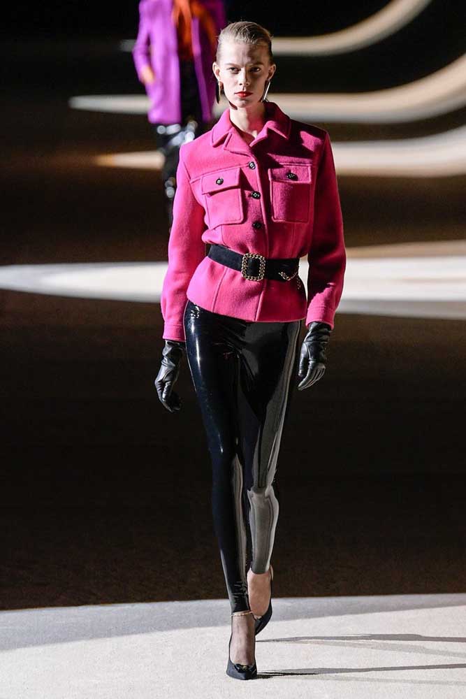 Por fim, um visual de muito estilo com calça legging de vinil preta, casaco de caxemira rosa e cinto. 