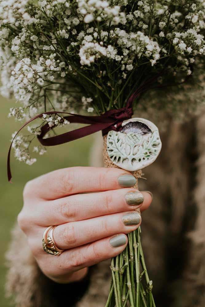 Mas quando elementos naturais se sobressaem na decoração e no visual de noiva, aposte em unhas para casamento com esmalte verde oliva pastel.