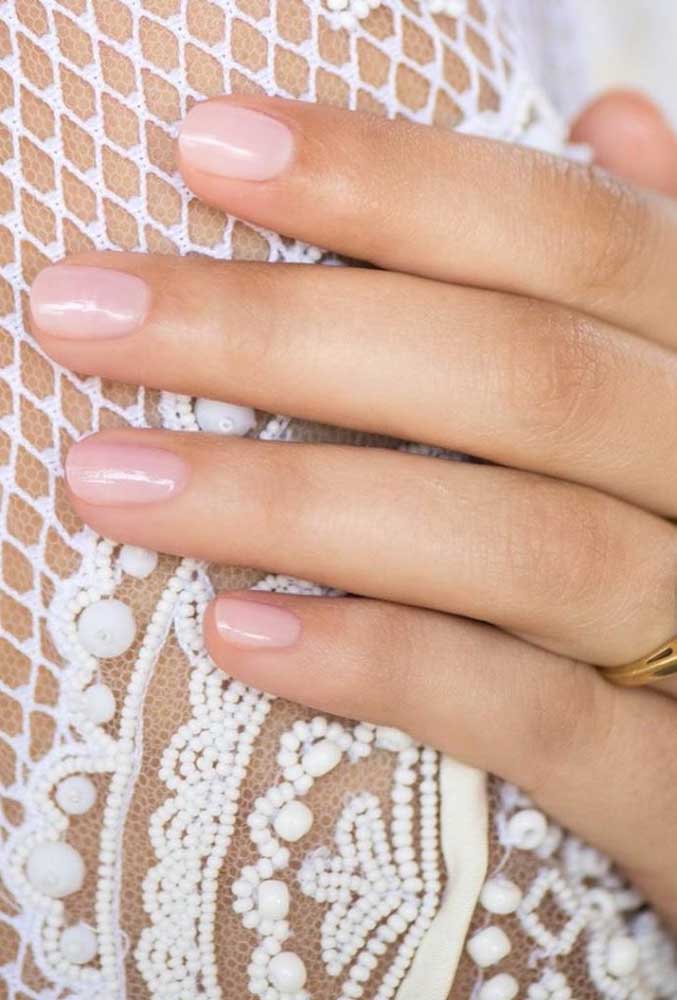 Mais clarinho e ligeiramente transparente, o clássico esmalte rendinha traz delicadeza e simplicidade nas unhas para casamento. 