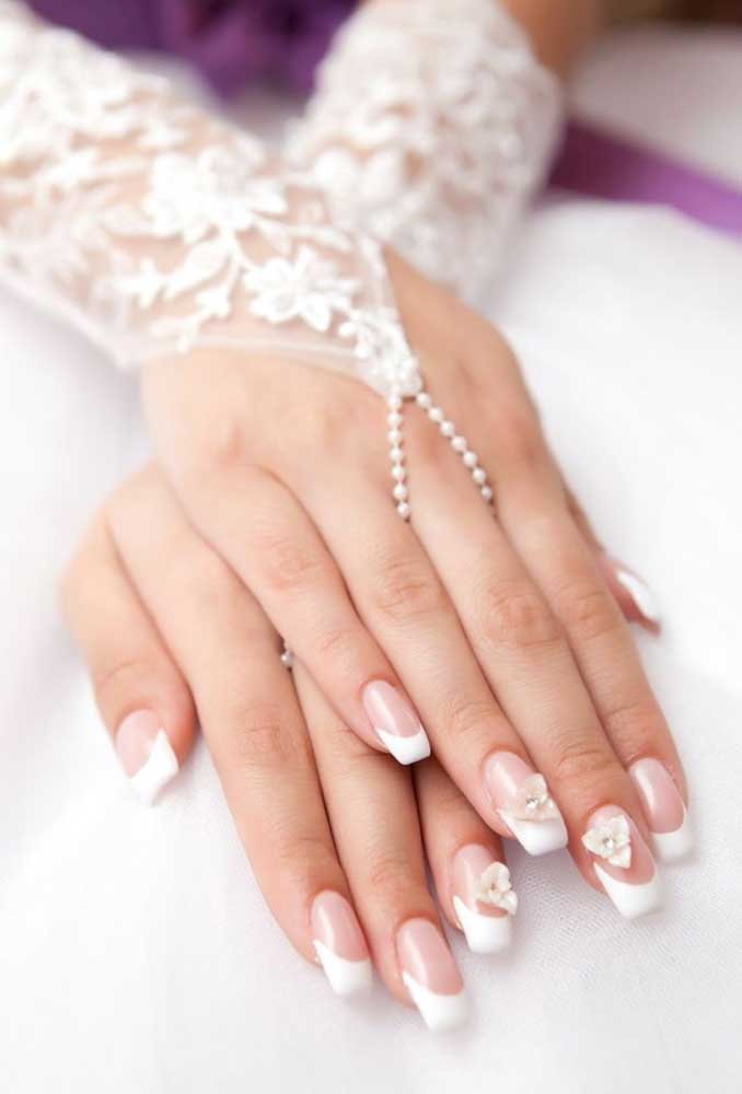 Unhas para casamento com francesinha angular e aplicação de flores tridimensionais para quem não tem medo de ousar. 