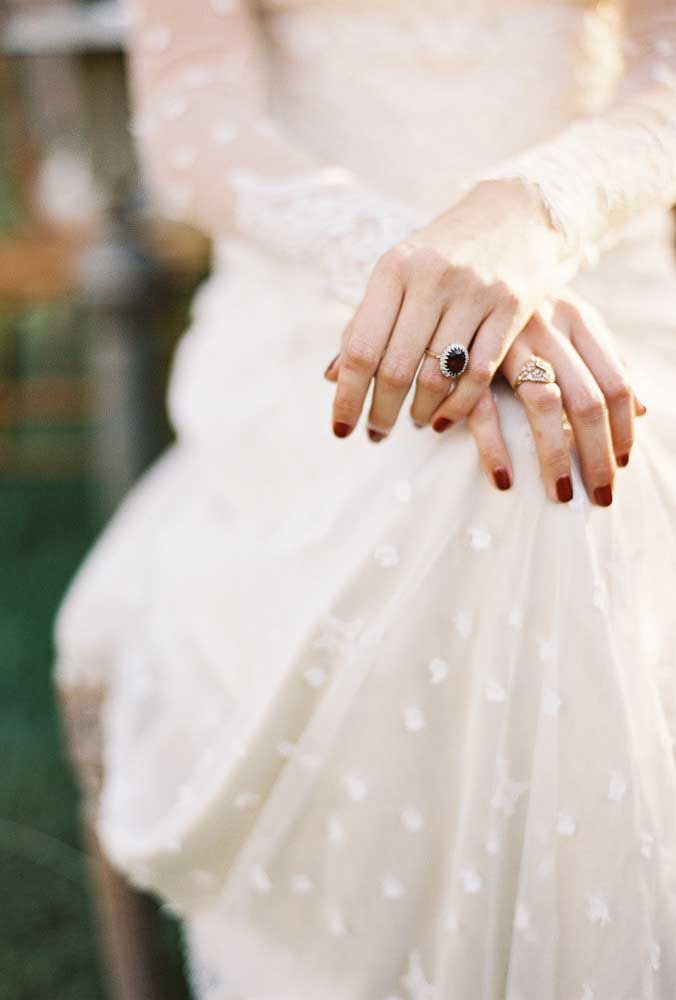 O esmalte bordô é um clássico e garante contraste com vestido branco de noiva: ou seja, perfeito para quem quer um visual marcante.