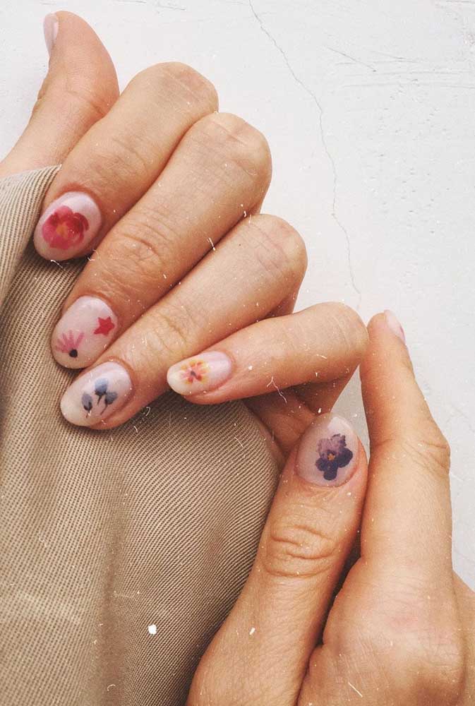 E por falar em adesivos, confira o charme dessas unhas clarinhas com diferentes adesivos de flores realistas: perfeitos para um casamento primaveril!