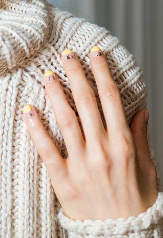 O amarelo é um tom alegre e divertido, perfeito para compor suas unhas para casamento diurnos ou na praia.