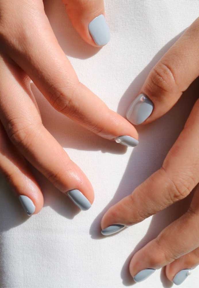 Unhas para casamento azul clarinho com aplicação de pérola próxima à cutícula: elegância para noivas, madrinhas e convidadas.