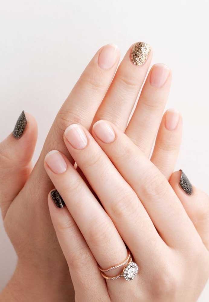 Outra ideia que envolve glitter e muita delicadeza é essa composição com somente algumas unhas pintadas de preto ou dourado e o restante com rendinha. 