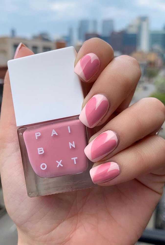 Para celebrar o amor de forma descontraída, nada melhor do que unhas para casamento cheias de corações rosas.