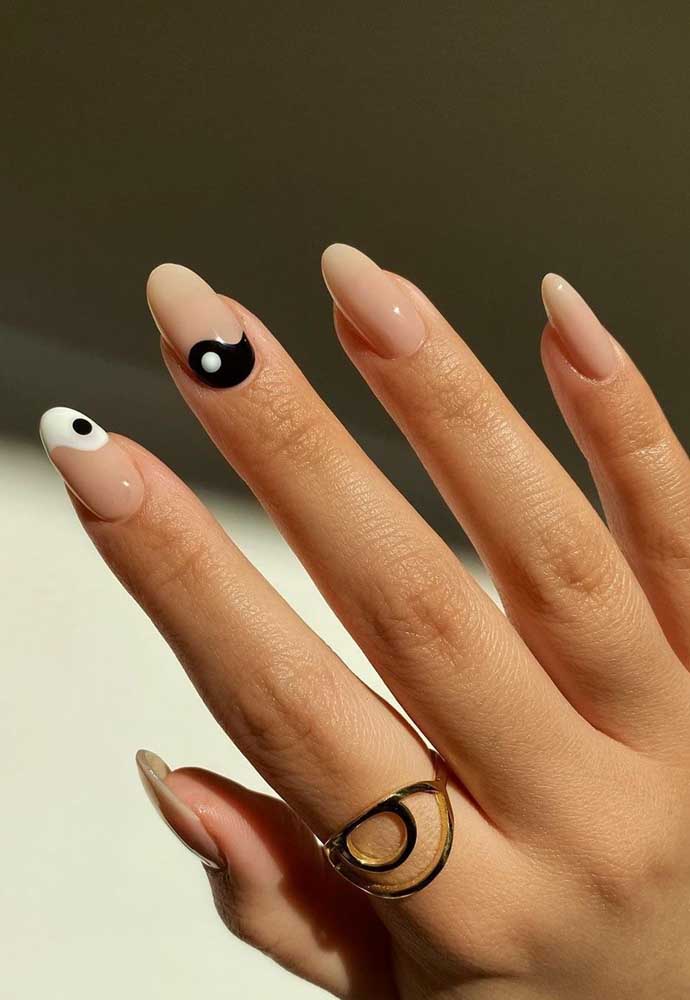 Mais uma composição de unhas para casamento cheio de simbolismo. Dessa vez usando o Ying e Yang que representa as forças que se complementam, mesmo sendo opostas. 