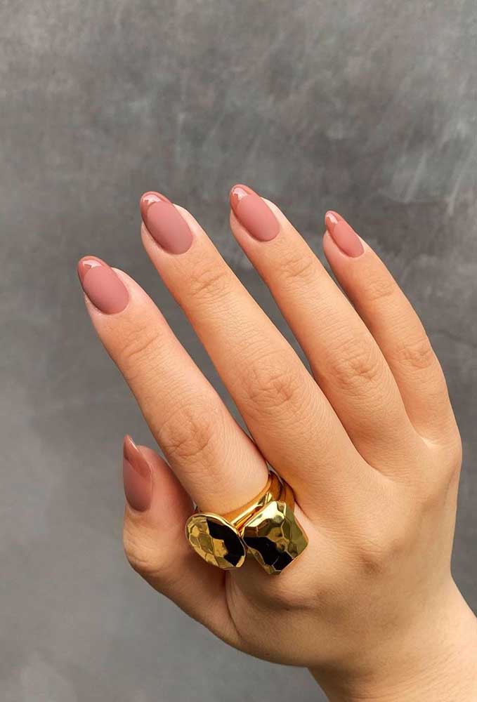 Unhas para casamento perfeitas para madrinha: em tom de terracota, a francesinha com acabamento brilhante se destaca do fosco usado no restante da pintura.