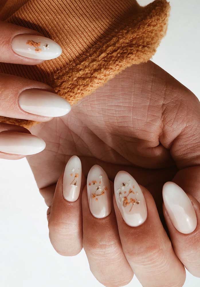 Essas unhas para casamento em gel levam a composição para outro nível com aplicação de flores secas naturais.