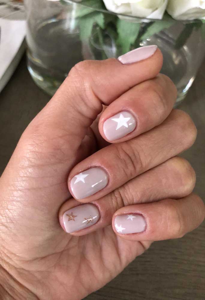 Por fim, mais uma ideia de unhas para casamento inspiradas na magia das estrelas. 