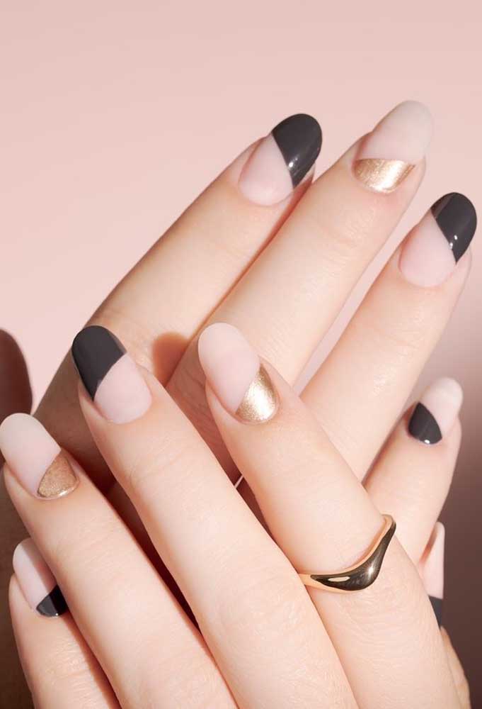 Já para um estilo mais contemporâneo, half nails com bege intercalado com preto e dourado, tudo com acabamento fosco e divisão diagonal. 