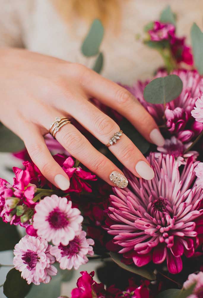 O esmalte branco combinado com o vestido é um clássico nas unhas para casamento. Mas neste caso, com um toque a mais: a filha única com glitter dourado.