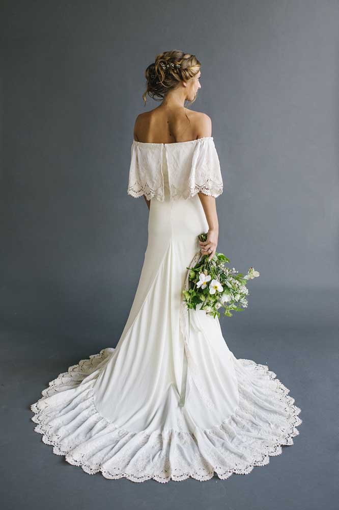 Confira a simplicidade e leveza deste vestido de noiva sereia barrado rendado na manga ombro a ombro e na saia. 
