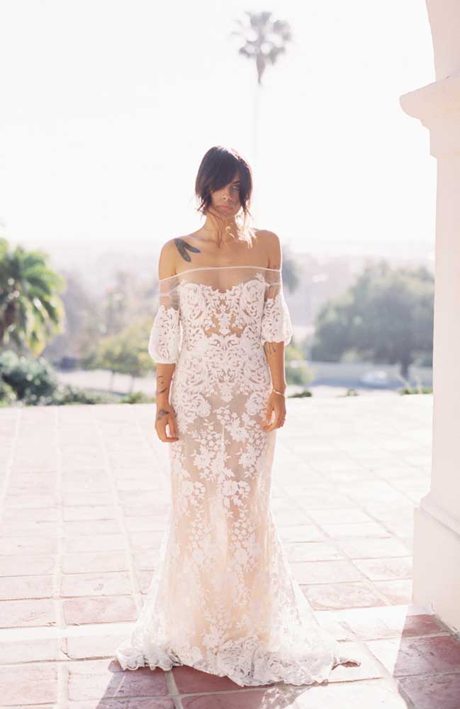 Feito com tecido transparente e aplicações de renda, um vestido perfeito para um casamento de verão. 