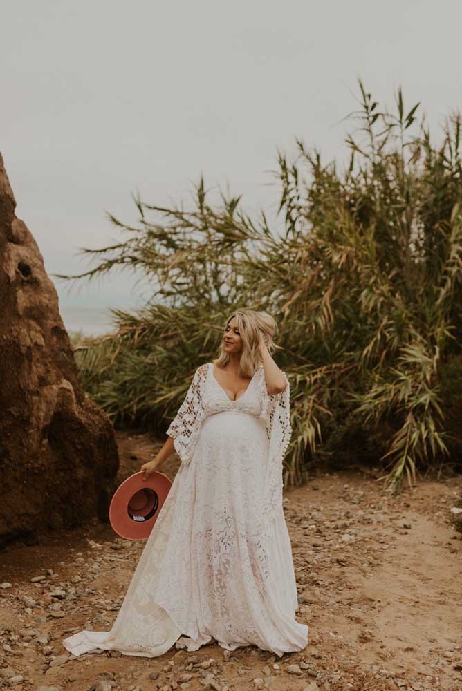 Dá uma olhada nesse vestido de noiva plus size no modelo império que une renda e crochê: a escolha perfeita para um casamento no estilo boho.