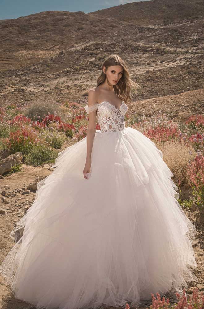 As camadas com tamanhos irregulares de tule faz com que a saia desse vestido de noiva ganhe bastante volume e descontração.