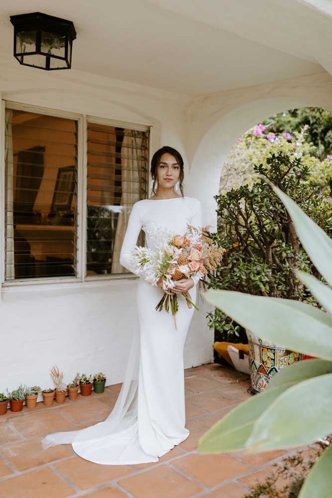 Simples e sofisticado, um vestido de noiva de manga longa com corte reto, que se ajusta muito bem à silhueta. 