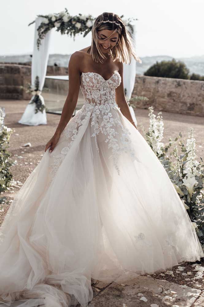 Mais um vestido de noiva tipo princesa sem alças e com um bordado incrível para você partir em rumo ao seus felizes para sempre.