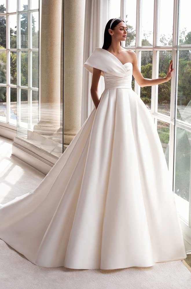 Confira essa ideia de vestido de noiva moderno, que utiliza um tecido mais estruturado mas sem perder a leveza necessária para essa peça. 