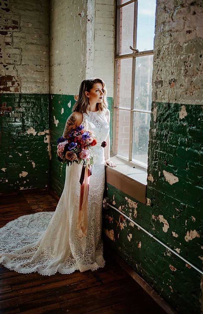 Unindo tradição e modernidade, um vestido de noiva evasê totalmente rendado e sem mangas. 