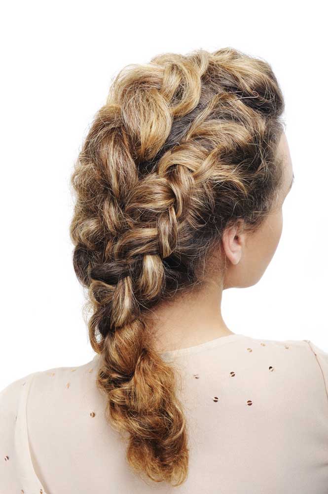 Penteados para cabelos cacheados: 50 ideias lindas e tendências