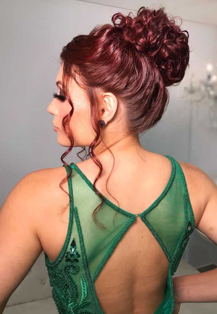 Elegante, o coque alto é sempre uma boa escolha quando o assunto é fazer um penteado para cabelos cacheados para eventos formais.