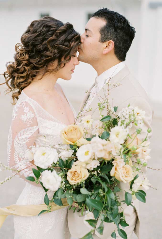 Já nesse outro penteado semi preso, destaca-se os cachos bem definidos na lateral, formando uma franja e uma espécie de tiara no cabelo.