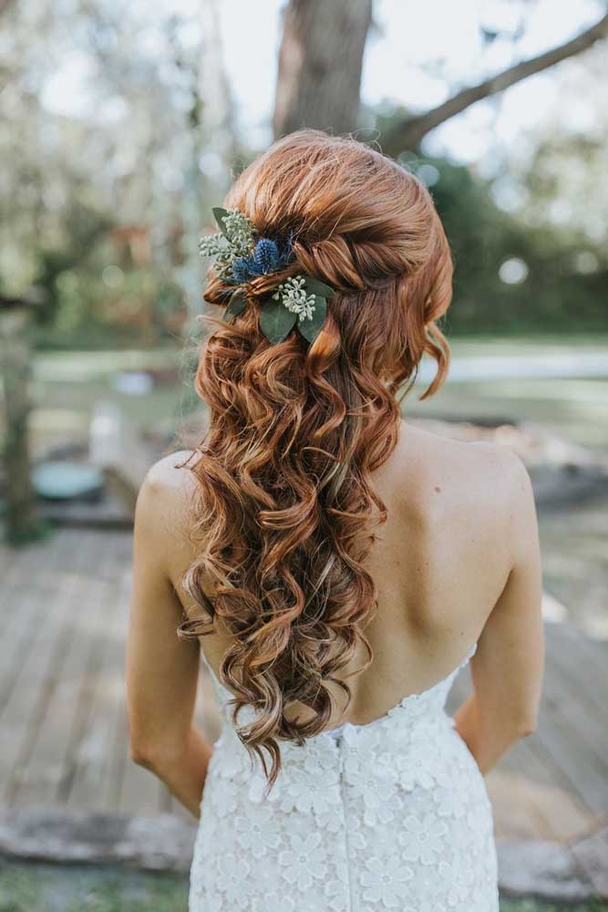 Por outro lado, nesse penteado as mechas laterais se encontram na parte mais alta e é decorado com um arranjo floral.