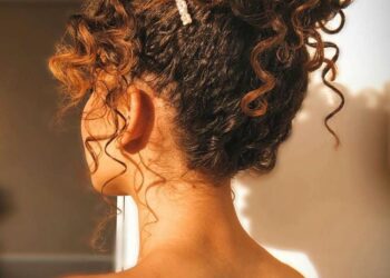 Penteados para cabelos cacheados: 50 ideias lindas e as principais tendências