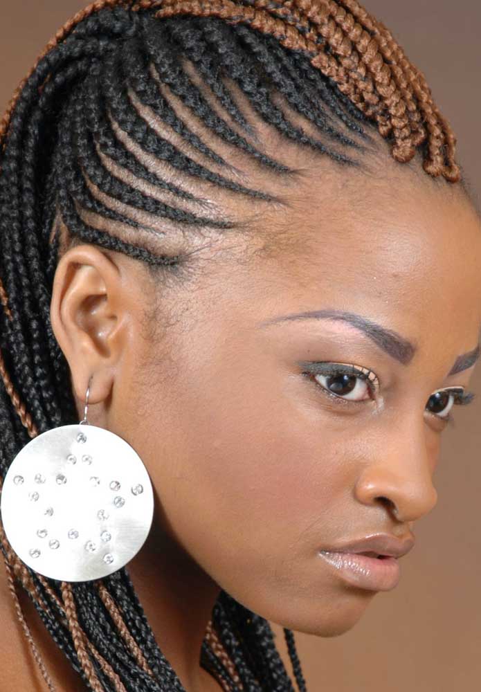 Você também pode optar por uma mistura de técnicas de trançado para compor seu visual, como neste exemplo. Aqui, as laterais possuem trança nagô enquanto o topo (com cor mais clara), é feito a partir das box braids.