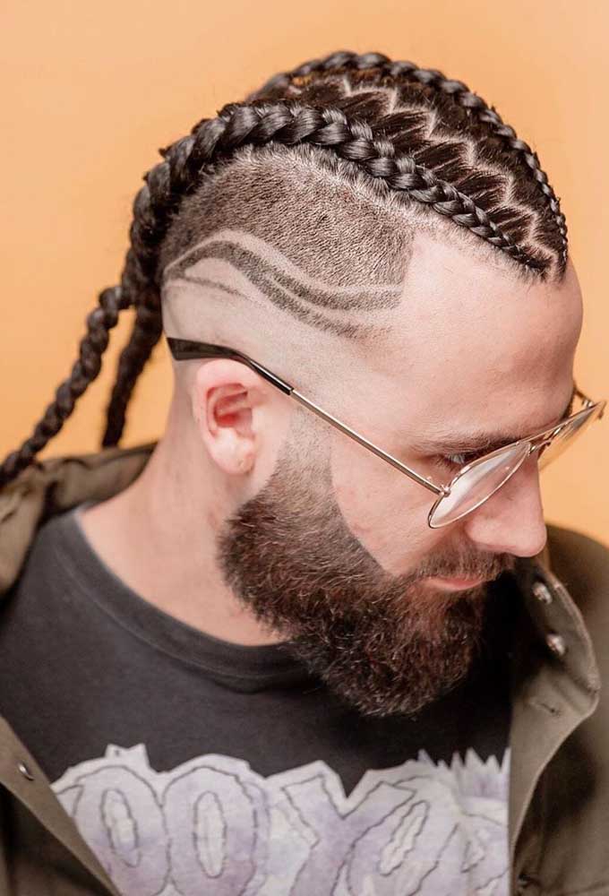 Ou você pode optar por uma divisão tipo zigue-zague entre as mechas, como nesse exemplo de trança nagô com undercut em cabelo masculino.