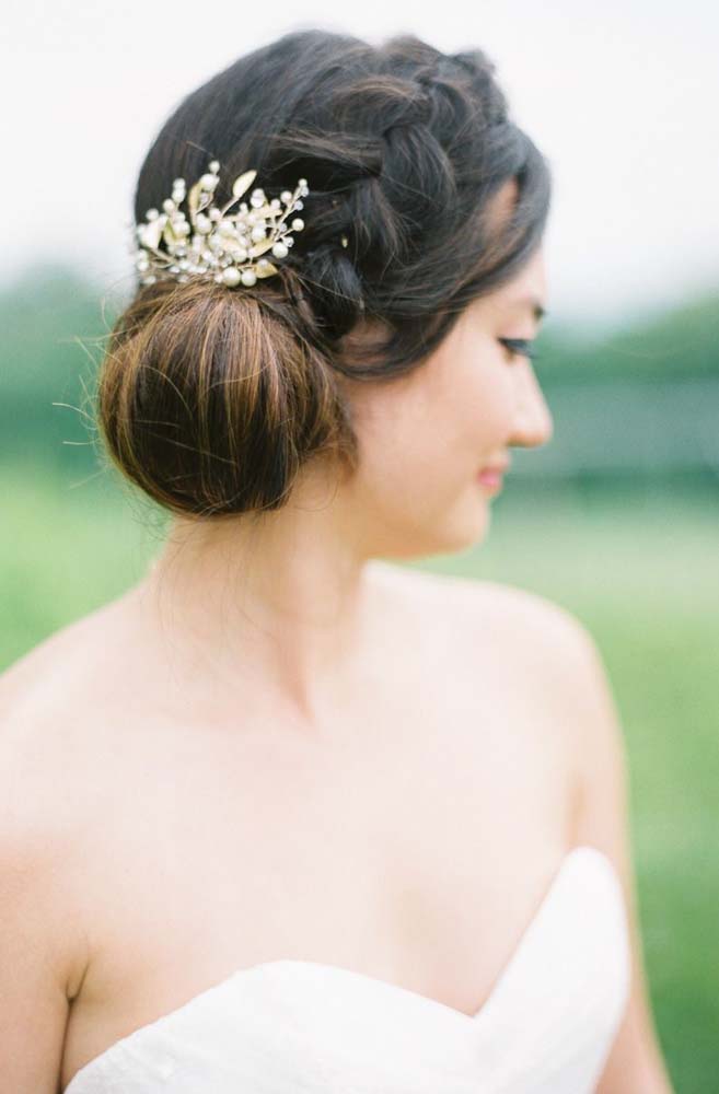 Confira o efeito desse penteado com trança embutida e coque baixo lateral que deixa em evidência as luzes mais claras na ponta dos fios. 