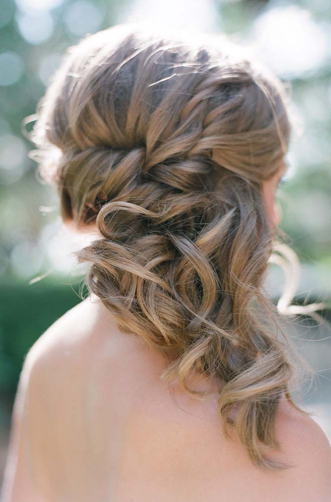 Unir mechas com torções e fazer com que elas se encontrem em uma das laterais do cabelo, mantendo um volume no topo, é outra ideia de penteado para arrasar em eventos sociais. 