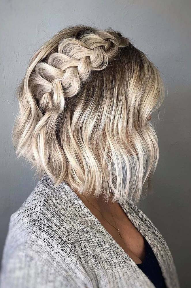 Cabelo muito curto para fazer penteado? Nada disso! Dá para inovar no visual com uma trança embutida bem soltinha e volumosa. 