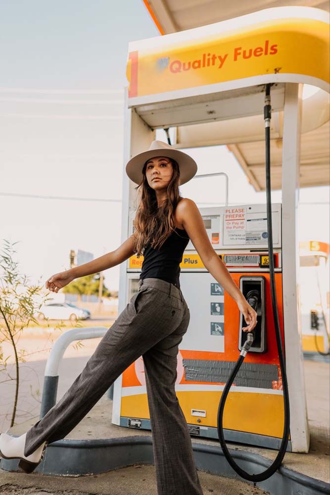 Até uma pose espontânea no posto de gasolina vira um grande momento numa foto tumblr!