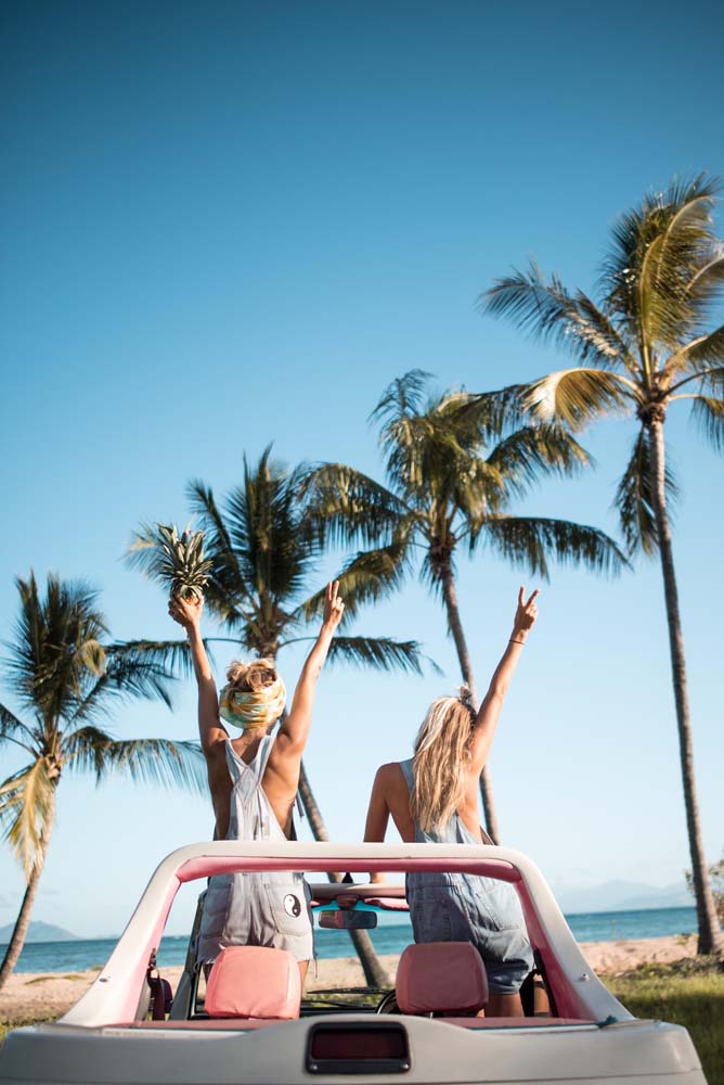 A chegada à praia é o cenário perfeito para uma foto tumblr de melhores amigas bem alegres.