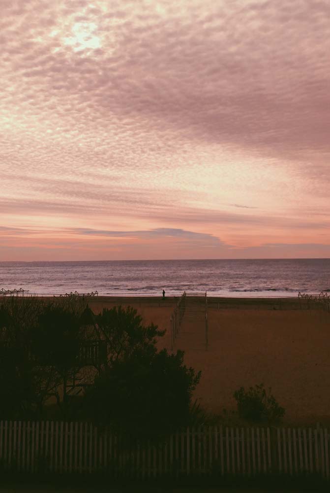 A foto tumblr para papel de parede de celular perfeita: a paisagem durante o pôr do sol.