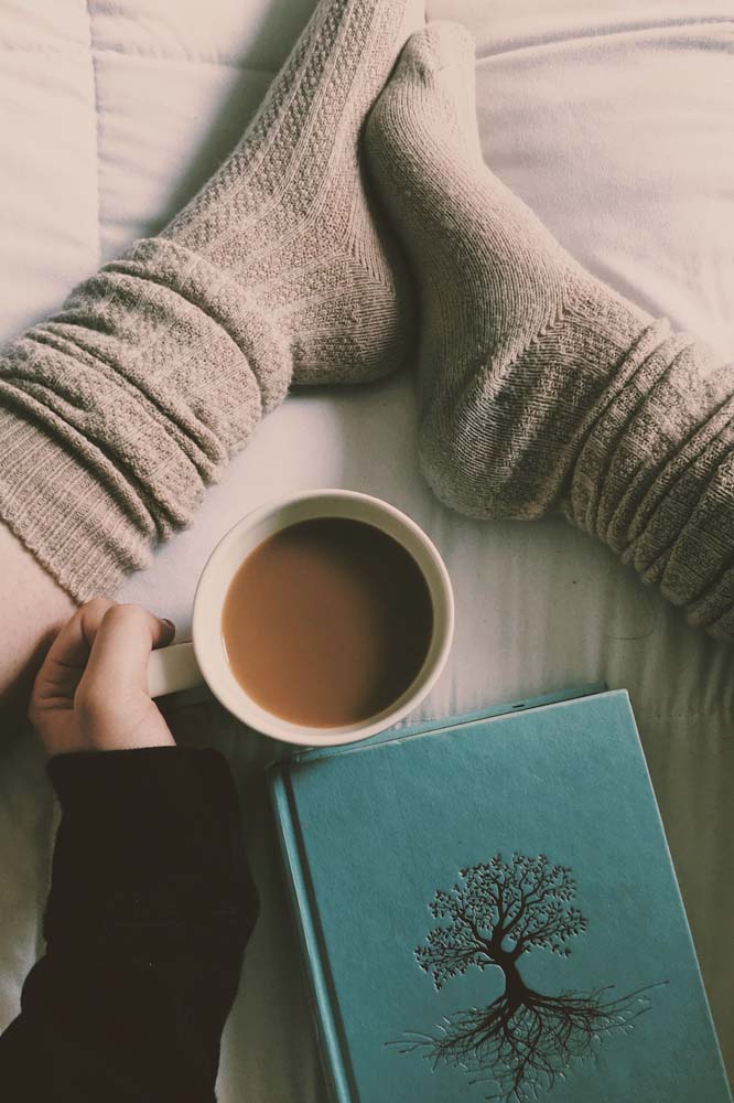Um momento cozy tomando seu chá ou café e lendo um livro: outra ideia de foto tumblr para usar como papel de parede.