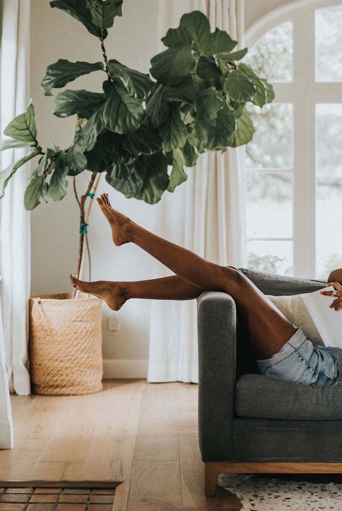 As pernas ao ar ressaltam um momento de descontração e relaxamento dentro de casa.